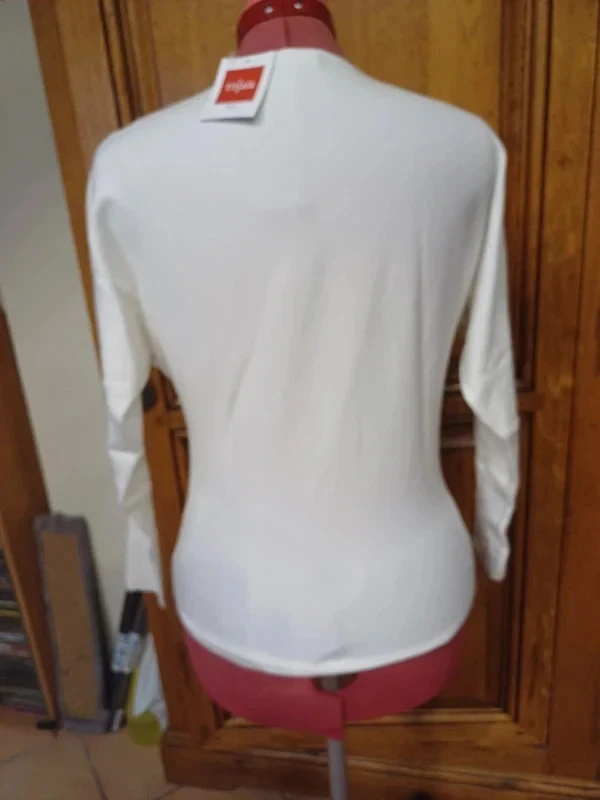 White sweater with black butterfly velour drawing, new, in viscose and Polyester – photo 4